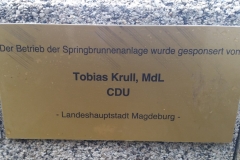 Spendenplakette am Springbrunnen am Pechauer Platz