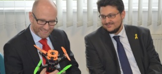 Tauber bewundert einen der fliegenden Schwarmroboter