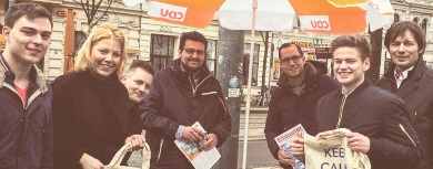 Gute Laune am Infostand auch bei Regen