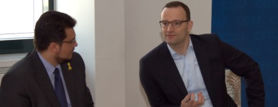 Diskussion mit Jens Spahn MdB (r.) in Magdeburg