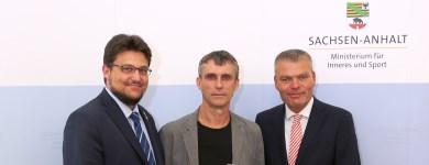 Sportminister Holger Stahlknecht MdL (r.) übergab am 08. Juni 2017 an den Vizepräsidenten des SC Magdeburg René Bethke (m.) einen Fördermittelbescheid zur Beschaffung notwendiger Sportgeräte. Ebenfalls anwesend der CDU-Kreisvorsitzende Tobias Krull MdL (l.)