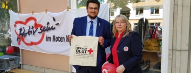 Beim Infostand zum Weltrotkreuztag am 08. Mai Britta Goehring vom DRK Regionalverband Magdeburg-Jerichower Land e.V.