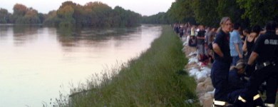 Deichverteidigung in Randau beim Hochwasser 2013