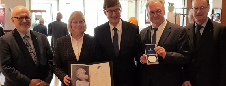 Gruppenphoto bei der DIG-Hauptversammlung nach der Verleihung der Ernst-Cramer-Medaille an die Helmholtz-Gesellschaft, vertreten durch Prof. Dr. Wiestler (mitte)