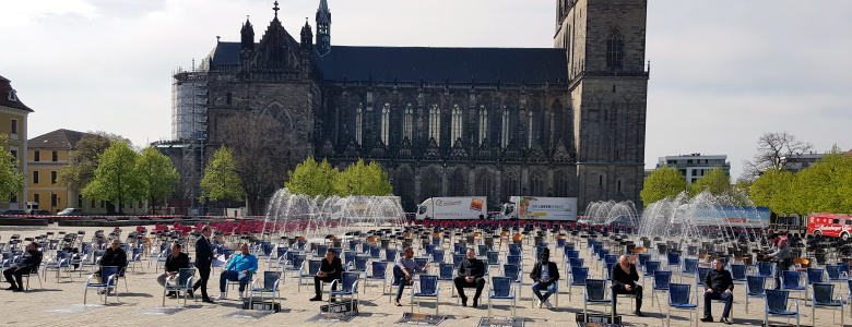 Aktion leere Stühle auf dem Magdeburger Domplatz