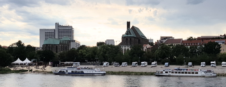 Blick auf das Westufer der Elbe , inkl. Strandbar und Schiffe der Weißen Flotte.