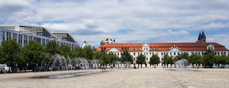 Blick vom Dom in Richtung Landtag und Nord-LB sowie Hundertwasserhaus