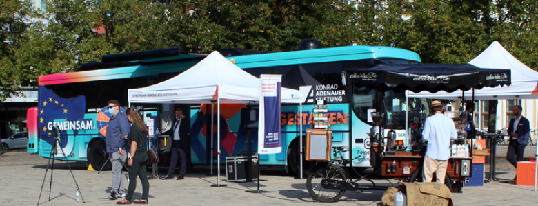 Der Demokratiebus der Konrad-Adenauer-Stiftung zu Gast auf dem Domplatz (Foto A. Fritsche)