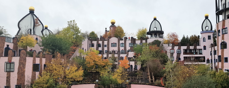 Blick auf die herbstliche Grüne Zitadelle vom Landtag aus