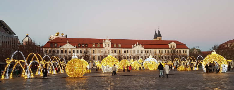 Der Landtag mit Teilen der Lichterwelt auf dem Domplatz