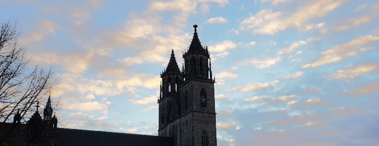 Domtürme mit klarem Winterhimmel