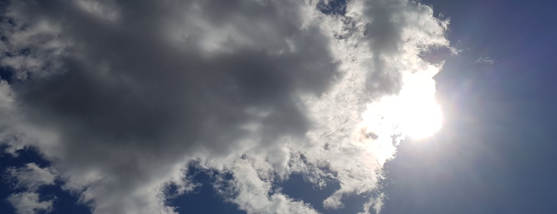 Die Sonne hinter den Wolken sehen