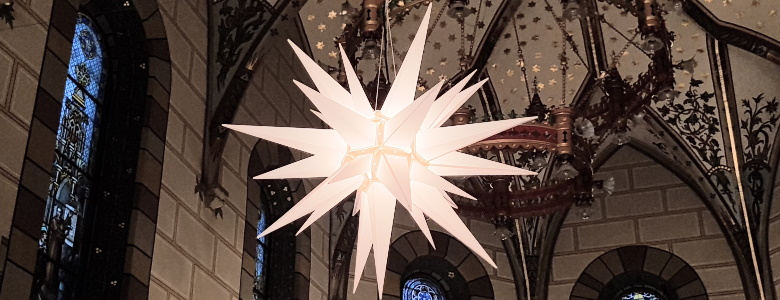 Weihnachtsstern in einer Kirche