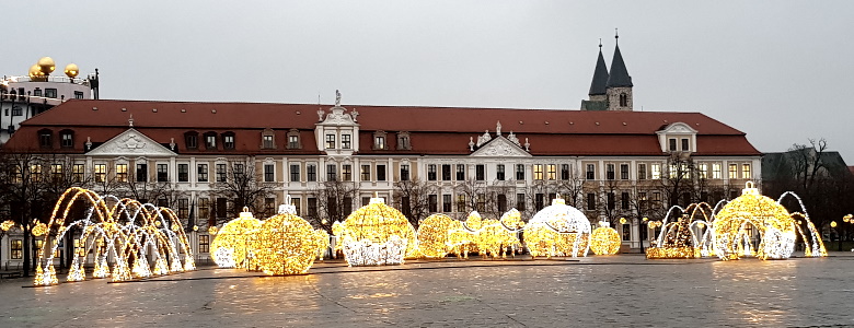 Blick auf den Landtag mit Teilen der Lichterwelt im Vordergrund