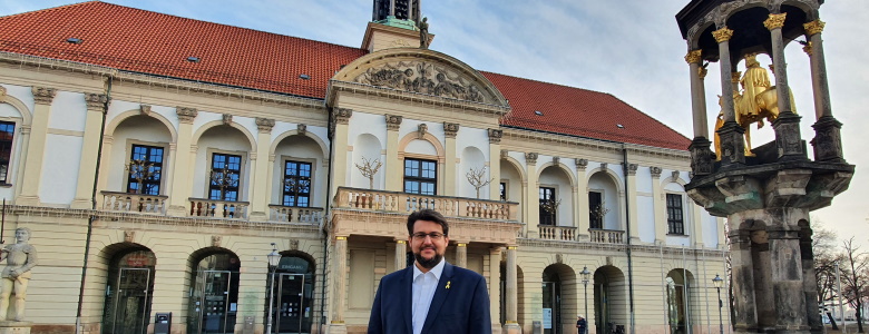 Tobias Krull vor dem Alten Magdeburger Rathaus