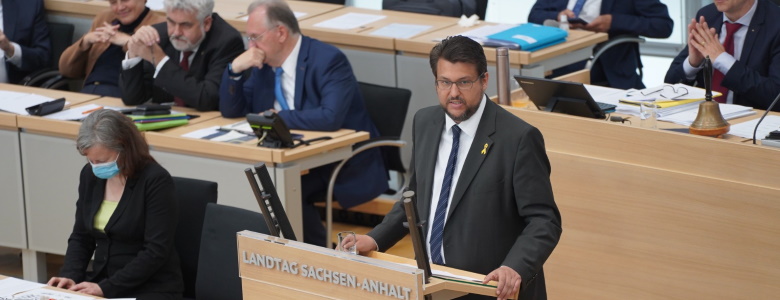 Tobias Krull am Rednerpult im Landtag