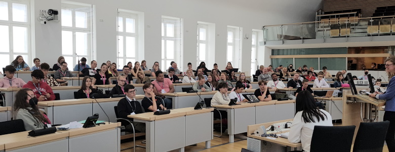 Einige der Teilnehmerinnen und Teilnehmer des Youth Forum im Plenarsaal