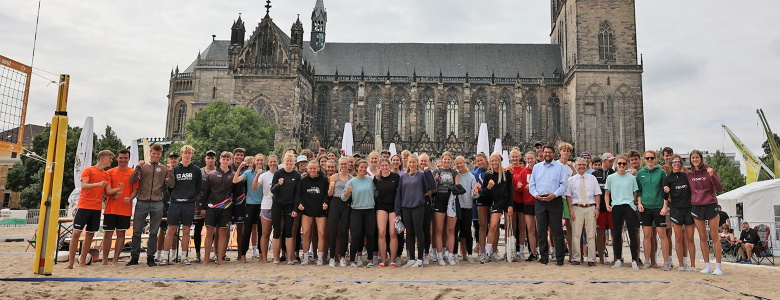 Mit den Teilnehmer des Beachvolleyballturniers auf dem Domplatz