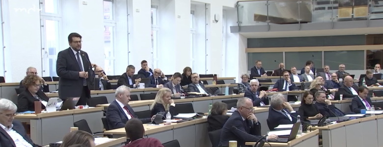 Tobias Krull bei einer Nachfrage im Landtag von Sachsen-Anhalt (Screenshot MDR)