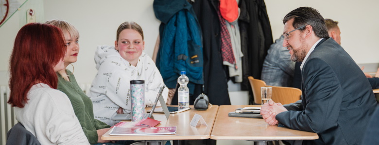 Im Gespräch mit Schülerinnen des Geschwister -Scholl-Gymnasiums.