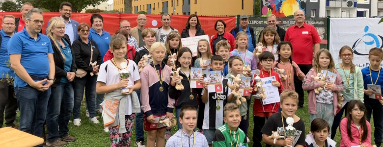Gruppenbild bei der Minigolfmeisterschaft der Magdeburger Grundschulen