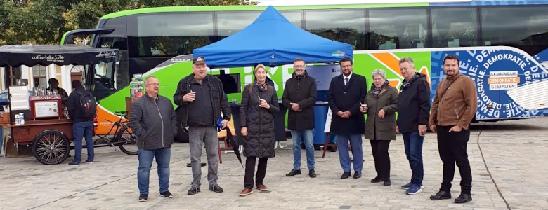 Der Demokratiebus der Konrad-Adenauer-Bus auf dem Domplatz