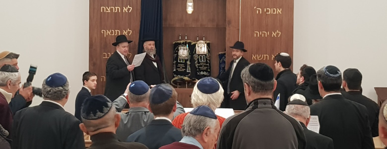 Die Tora-Rollen finden ihren Platz in der neuen Synagoge