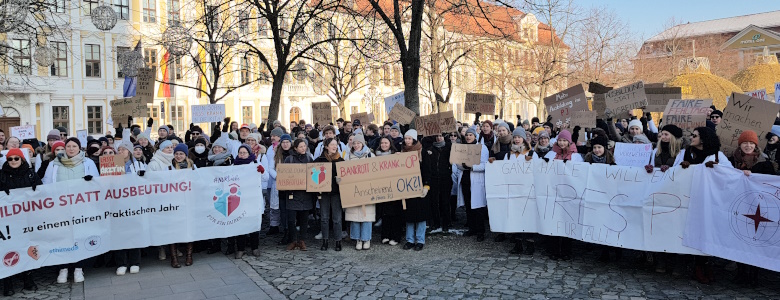 Demonstration auf dem Domplatz zum Praktischen Jahr im Medizinstudium