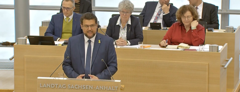 Tobias Krull am Rednerpult im Landtag