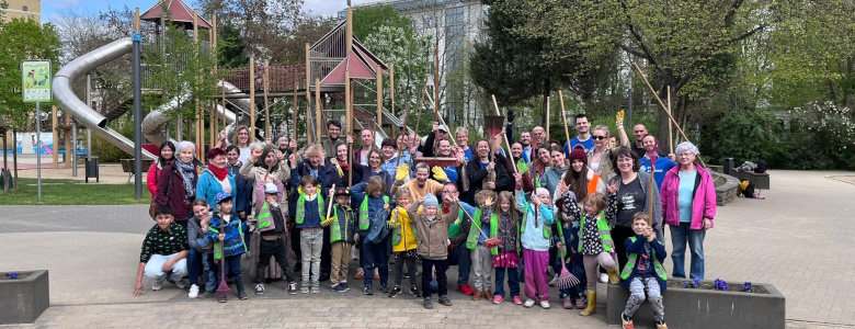 Die fleißigen Helferinnen und Helfer beim Frühjahrsputz auf dem Spielplatz Hegelstraße (Foto MDer Freiwilligenagentur)