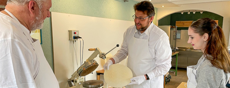 Mario Ulbrich (l.) beurteilt meine Leistung als Hostienbäcker, rechts die Schülerpraktikantin Hannah Krökel (Foto Pfeiffersche Stiftungen)