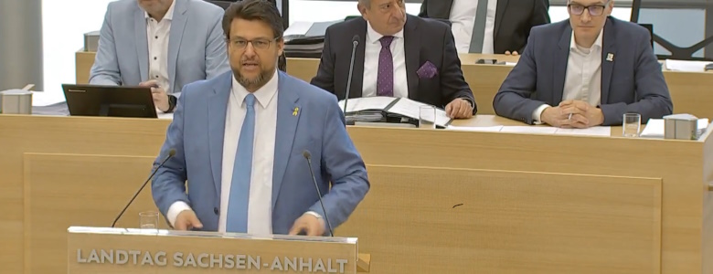 Tobias Krull am Rednerpult im Landtag