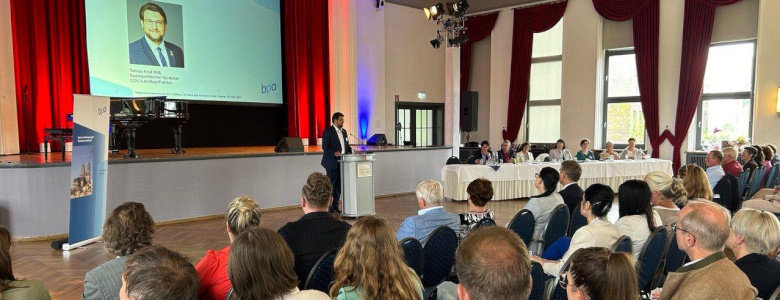 Tobias Krull beim Grußwort beim bpa