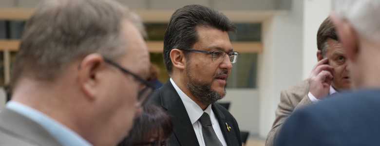 Tobias Krull im Gespräch am Rande des Landtagsplenums