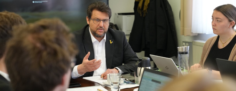 Tobias Krull leitet eine Sitzung