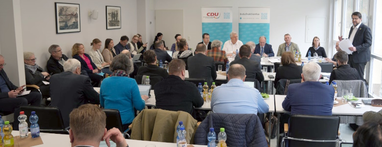 Tobias Krull (stehend/g.r.) bei einer Rede vor der Landtagsfraktion