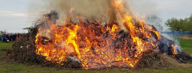 Osterfeuer in Pechau