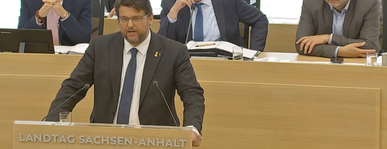 Tobias Krull am Rednerpult im Landtag