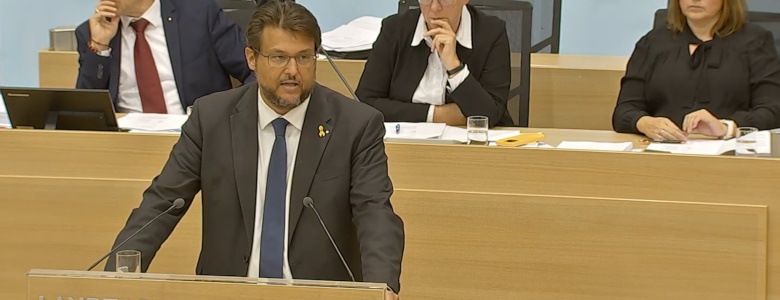 Tobias Krull am Rednerpult im Landtag