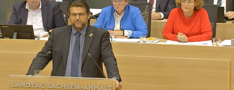 Tobias Krull am Rednerpult im Landtag