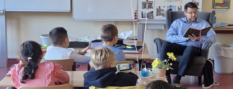 Tobias Krull beim Vorlesen in einer Grundschule