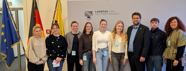 Gruppenbild mit Beschäftigten der AOK