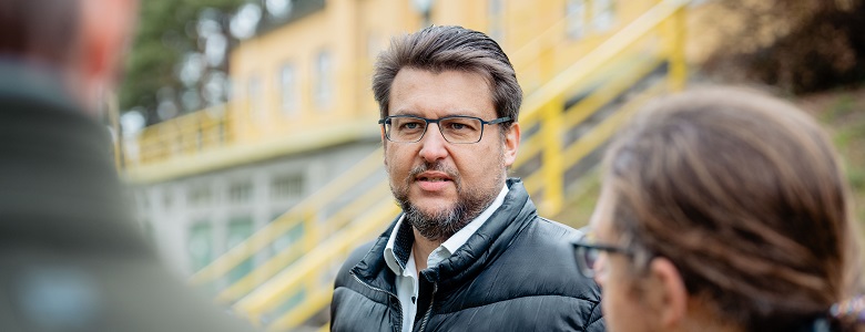 Tobias Krull im Gespräch (Foto Steffen Böttcher)