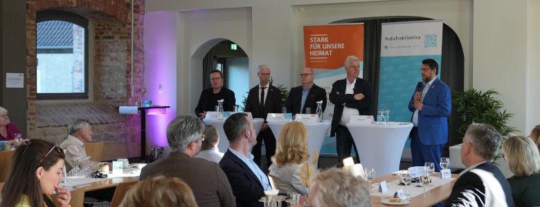 Podium bei der Blickwinkel-Veranstaltung, ganz rechts Tobias Krull