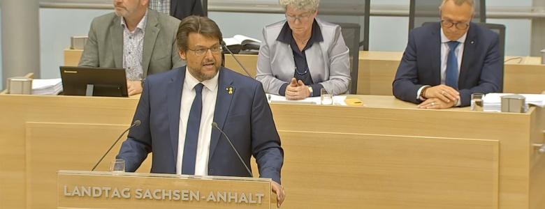 Tobias Krull am Rednerpult im Landtag