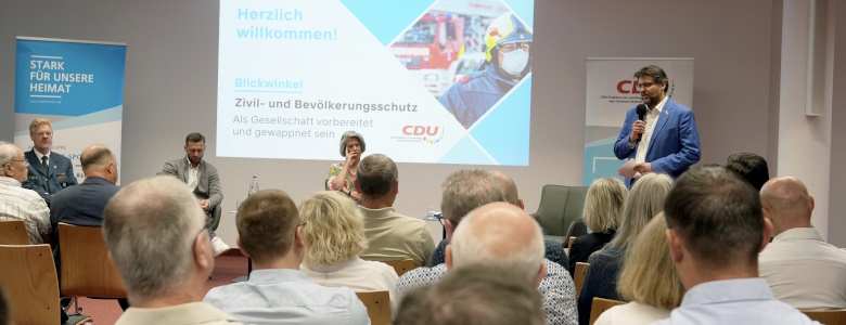 Tobias Krull (stehend) bei einer Veranstaltung
