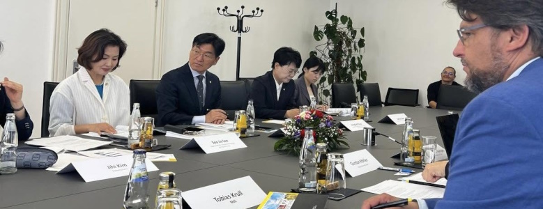 Tobias Krull (r.) im Gespräch mit einer koreanischen Parlamentsdelegation