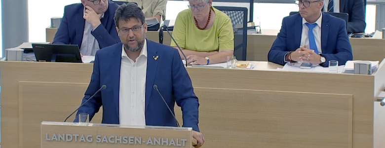 Tobias Krull am Rednerpult im Landtag