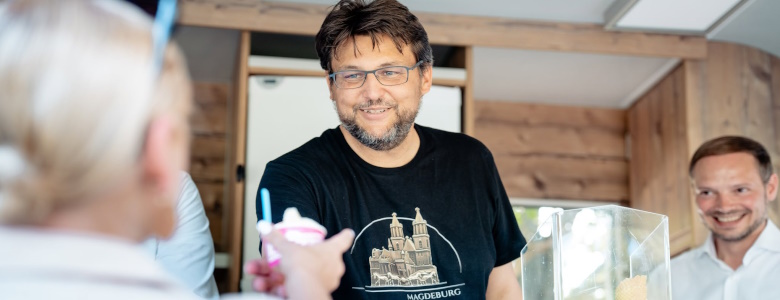 Tobias Krull bei einer Eis-Verteilungauf dem Schellheimer Platz