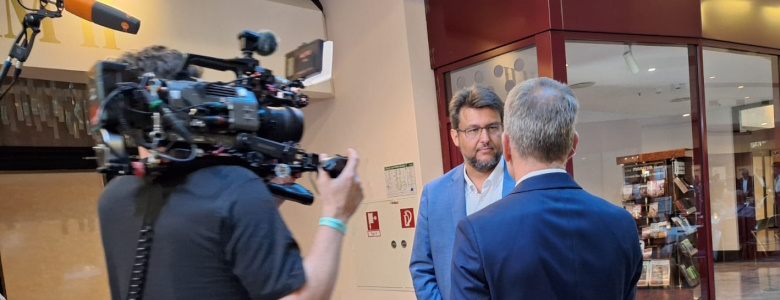 Tobias Krull bei einem TV-Interview